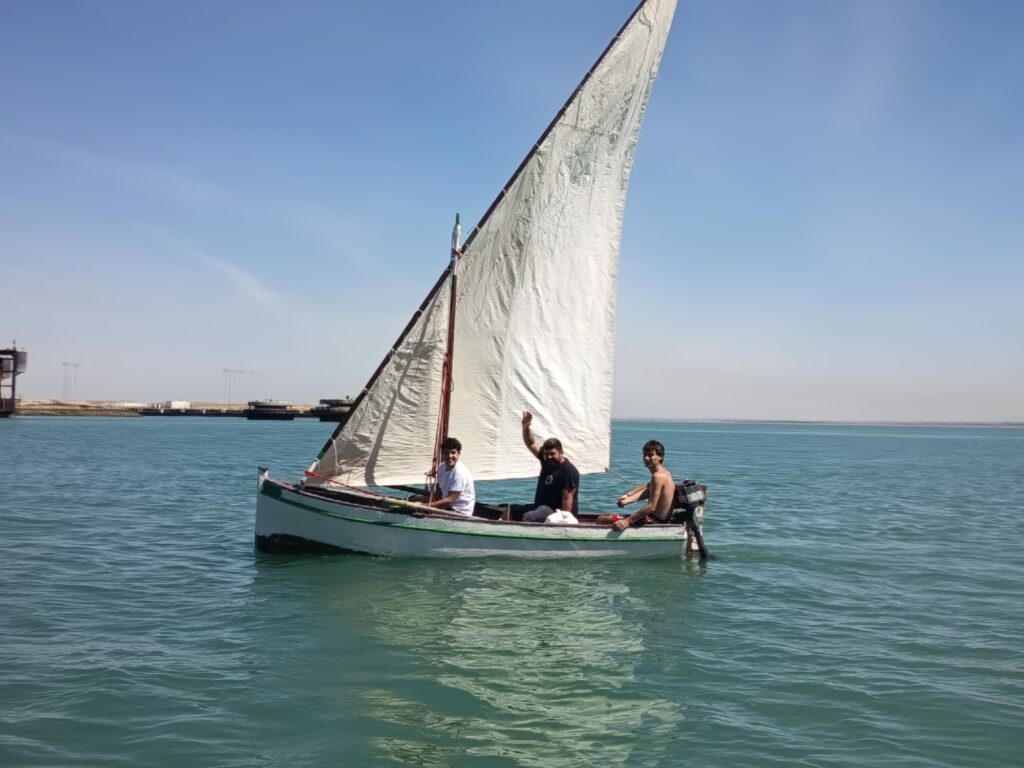 El Lourdes, con Víctor y su tripulación rumbo a Cádiz